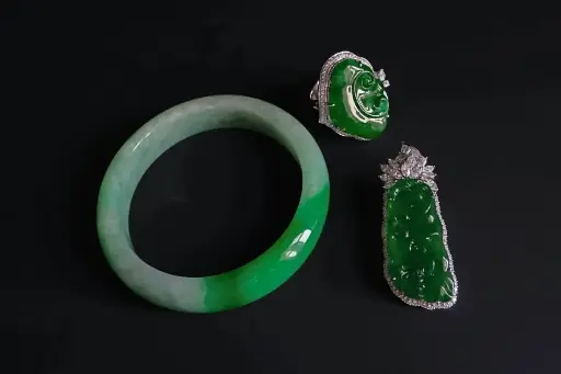 皇家綠玉首飾套裝（手鐲、戒指、吊墜）